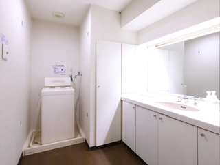 脱衣所には洗濯機が備えてあるので、滞在されても身軽にお越しいただけます。